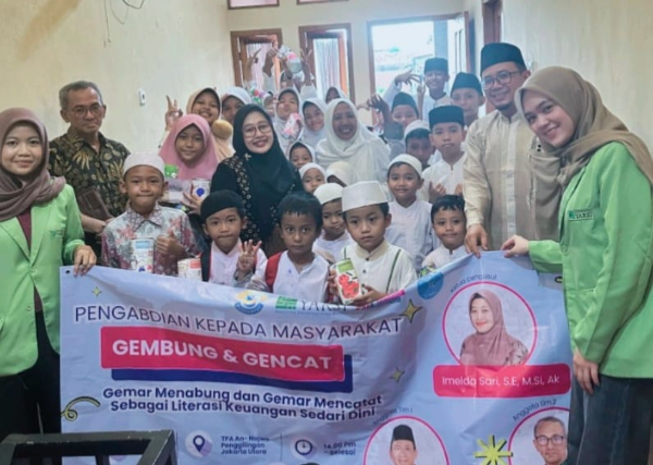 Dosen Universitas YARSI poto bersama dengan anak-anak TPA An-Najwa, Kampung Jembatan, Penggilingan, Cakung, Jakarta Timur, Sabtu (30/8/2025). 