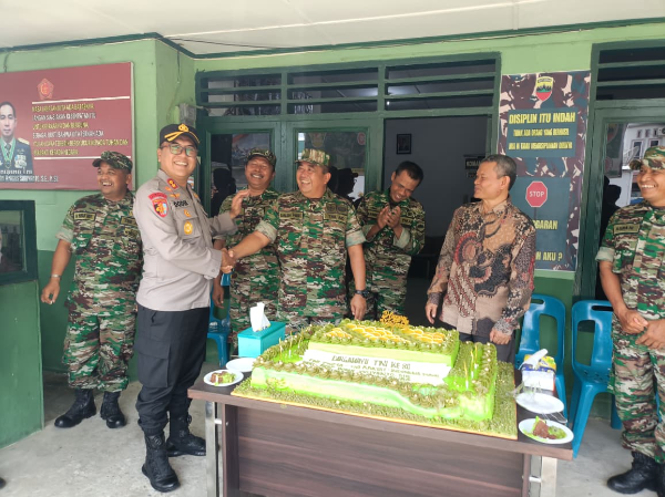 
Kapolres Padang lawas AKBP Dodik Yuliyanto S.IK saat menyuapi Pabung Padang Lawas di Kantor Koramil 08/Barumun. (And)