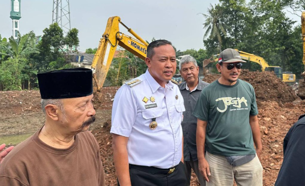 Wali Kota Bekasi, Tri Adhianto saat meninjau pembangunan Polder Air di Kelurahan Bintara, Kecamatan Bekasi Barat, Rabu (29/10/2025.