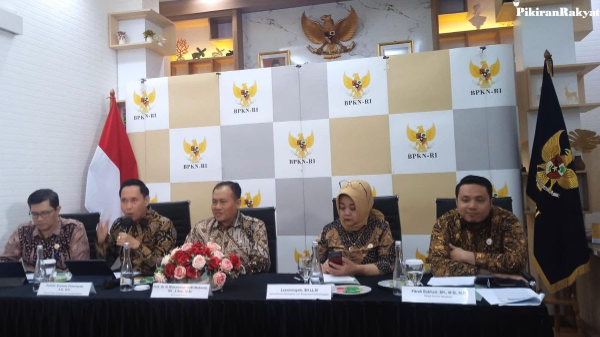 Kepala BPKN RI Prof. Dr. H. Muhammad Mufti Mubarok, Ketua Komisi Pengkajian dan Kelembagaan Lasminingsih, SH., LL.M, Ketua Komisi Advokasi Fitra Bukhari, SH., M.Si., MH, Ketua Komisi Penelitian dan Pengembangan Prof. Dr. Ermanto Fahamsyah, SH., MH, serta Ketua Komisi Komunikasi dan Edukasi Ir. Heru Sutadi, M.Si. Jakarta, Selasa (16/12/2025).