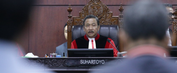 Ketua MK Suhartoyo, saat memimpin Sidang Pengucapan Ketetapan Nomor 220/PUU-XXIII/2025  bersama dengan hakim konstitusi lainnya di Ruang Sidang Pleno, Gedung 1 Mahkamah Konstitusi. pada Rabu (17/12/2025)
