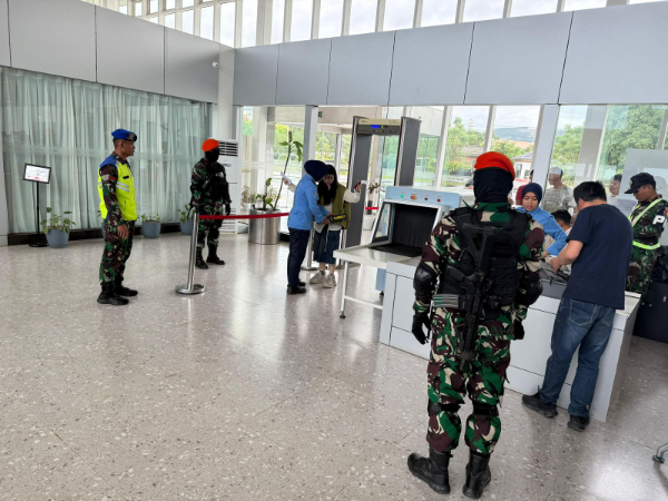 Satgas Pengamanan TNI AU di pimpin Pangkodau III Marsda TNI Dr. Azhar Aditama Djojosugito, S.Sos., M.M., M.Han.,  saat berhasil mengamankan sembilan paket sampel nikel  kategori Dangerous Goods (barang berbahaya) dari seorang penumpang di Bandara Khusus Weda Bay,  Halmahera Tengah, Maluku Utara, Jumat (5/12/2025).