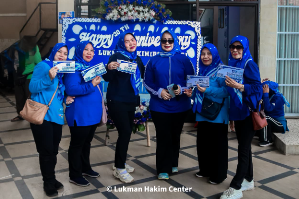 Ketua DPC PUAN Bekasi Utara Ibu Suryana  berpoto bersama kadet PUAN di acara arisan.Puan ke 8, Senin (22/12/2025).