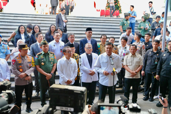 Mendagri Tito Karnavian, bersama sejumlah para menteri memantau kesiapan pelaksanaan Ibadah Malam Natal Tahun 2025, di Gereja Katedral dan Gereja Protestan di Indonesia Bagian Barat (GPIB) Immanuel, Jakarta Pusat, pada Rabu (24/12/2025). 