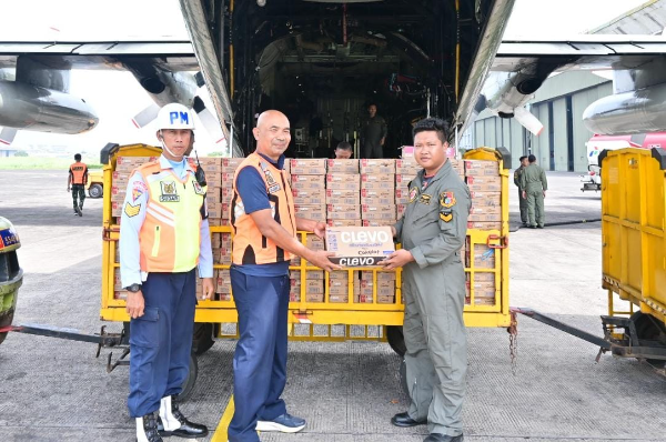  Lanud Husein Sastranegara saat mewujudkan kepedulian dan solidaritasnya terhadap masyarakat yang terdampak bencana. Bandung,(24/12/2025).