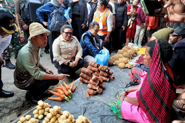 Wakil Presiden RI Gibran Rakabuming didampingi Wamendagri Ribka Haluk saat kunjungan kerja di Wamena, Papua Pegunungan, meninjau langsung program prioritas nasional dan berdialog dengan masyarakat. (Foto: Puspen Kemendagri)