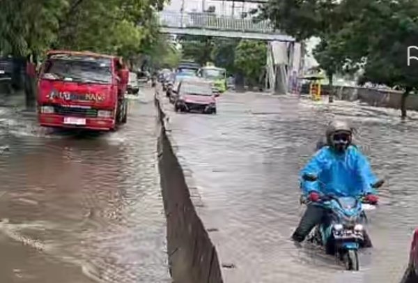 Jalan Raya Daan Mogot terendam banjir sejak pagi, Kamis (22/1/2026) mengakibatkan arus lalu lintas macet total hingga sore menjelang malam hari.