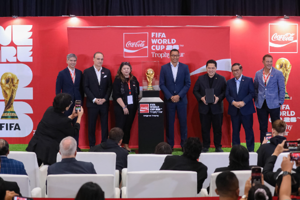Gubernur DKI Jakarta Pramono Anung bersama Menpora Erick Thohir saat menghadiri FIFA World Cup Trophy Tour by Coca-Cola di JICC Senayan, Jakarta, Kamis (22/1/2026).