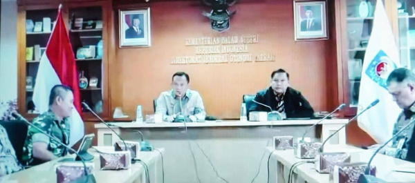 Pj Sekda Padang Lawas Panguhum Nasution, S.Sos., M.M., mengikuti Zoom Meeting verifikasi dan validasi data bantuan pasca bencana bersama Kemendagri dari ruang rapat Kantor Bupati Padang Lawas, Jumat (23/1/2026).