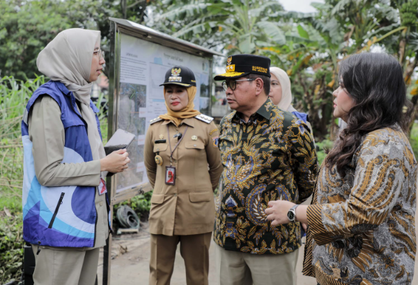 Gubernur DKI Jakarta Pramono Anung meninjau langsung pengerukan Kali Sepak Kembangan, Jakarta Barat, sebagai langkah antisipasi banjir saat potensi hujan tinggi. Senin 26/1/2026.