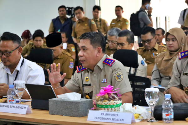 Kepala Kanwil BPN Banten Harison Mocodompis mengikuti rapat koordinasi penanganan banjir Tangerang Raya bersama Pemprov Banten dan instansi terkait.
