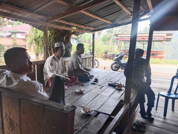 Bhabinkamtibmas Polsek Sosopan saat melakukan sambang dan silaturahmi dengan tokoh masyarakat di Desa Sosopan guna memperkuat kamtibmas. Rabu (28/1/2026).