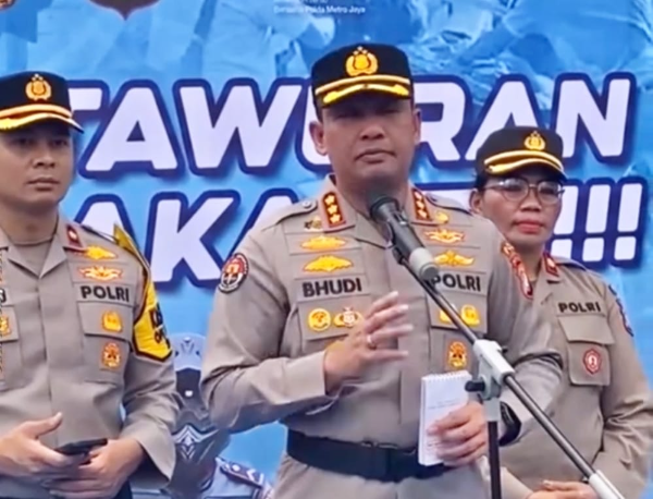 Kabid Humas Polda Metro Jaya Kombes Pol Budi Hermanto saat memberikan keterangan kepada awak media terkait insiden viral pedagang es tradisional di Kemayoran, Jakarta Pusat. *(Foto: Dok. Polda Metro Jaya)*