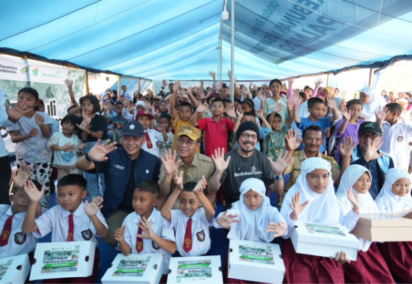 Direktur Utama PTPN IV Palmco Jatmiko K Santosa bersama Pendiri BenihBaik.com Andi F Noya Saat Melakukan Kegiatan pendampingan psikososial dan trauma healing ibu dan anak penyintas bencana di Pondok Rangkul, Batang Toru, Tapanuli Selatan, yang difasilitasi PTPN IV PalmCo bersama mitra sosial.