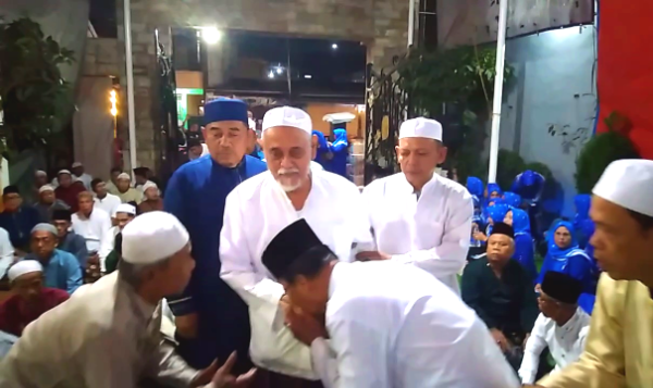 Ketua DPC PAN Bekasi Utara Lukman Hakim saat menyambut kedatangan Habib Umar Bin Ahmad Al-Attos dalam tawaquf pengajian rutin Asma'ul Husna sekaligus haul kedua orang tua di kediamannya, Jum'at malam (30/1/2026).