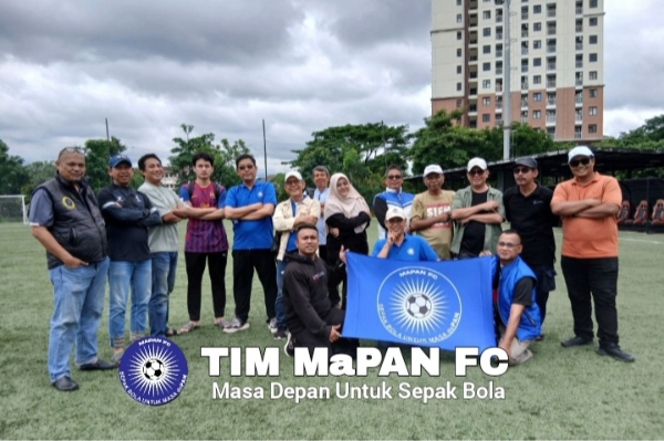 Tim Panitia Launching MaPAN FC berpoto bersama di Lapangan Bekasi Internasional Soccer Field (BISF) atau yang dikenal dengan Lapangan Betos Kota Bekasi, Sabtu (24/1/2025).