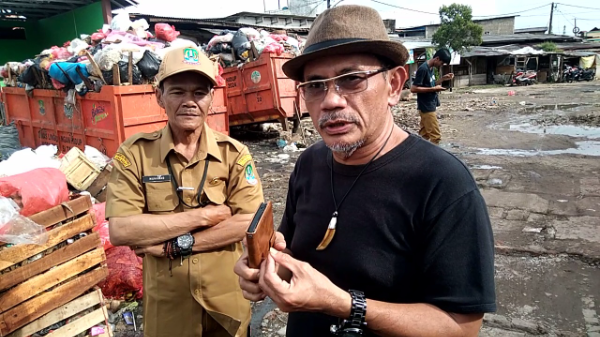 Kabid Pasar Disdagperin Kota Bekasi, Juhasan Anto Suseno, didampingi Kanit Pasar Harapan Jaya Muhamad ketika memberikan keterangan kepada awak media saat memantau sampah di Pasar Harapan Jaya, Bekasi Utara, Selasa Sore (27/1/2026).