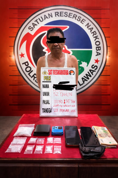 Satresnarkoba Polres Padang Lawas menangkap seorang pengedar sabu berinisial MRH (52) di Wek I Pasar Sibuhuan, Kecamatan Barumun. Dari penggerebekan di rumah tersangka, polisi mengamankan 10 paket sabu siap edar beserta sejumlah barang bukti. Penangkapan ini berawal dari laporan masyarakat terkait dugaan transaksi dan konsumsi narkoba di lokasi tersebut.