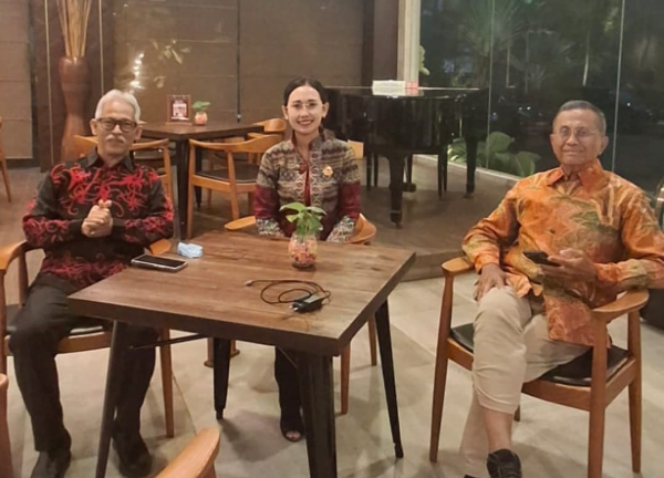  Heru Riyadi, SH.,MH., Dosen FH. Universitas Pamulang dan Penasehat AMKI Pusat bersama Dahlan Iskan dan Anisa Fitria (foto istimewa).

