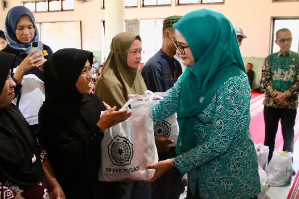 Staf Ahli TP PKK Pusat Yane Ardian menyerahkan bantuan bagi warga terdampak bencana saat kunjungan di Nagari Salareh Aia, Kabupaten Agam, Sumatera Barat.