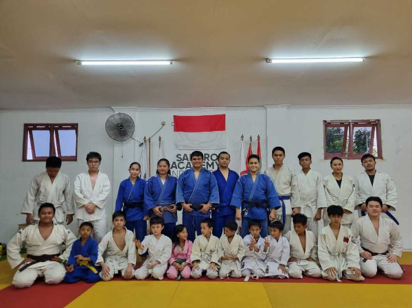 Atlet - atlet muda di Sandro Adityajaya Dojo, Tangerang, yang fokus membina karakter, disiplin, dan prestasi olahraga sejak usia dini.