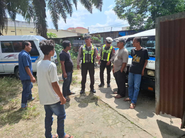 Personel Satgas Preventif Polres Padang Lawas memberikan imbauan tertib lalu lintas kepada pengendara saat Operasi Keselamatan Toba 2026 di Kecamatan Barumun.