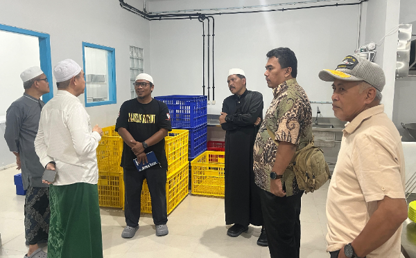 Saat Sejumlah Tokoh Masyarakat mendatangi lokasi dapur Makan Bergizi Gratis Jagakarsa 008 di Srengseng Sawah, Jakarta Selatan, yang diprotes warga karena dinilai mengganggu akses jalan lingkungan.