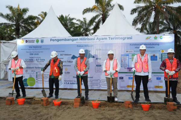 Prosesi groundbreaking proyek hilirisasi ayam terintegrasi di Kabupaten Paser, Kalimantan Timur, dengan dukungan PTPN IV PalmCo sebagai penyedia lahan strategis.
