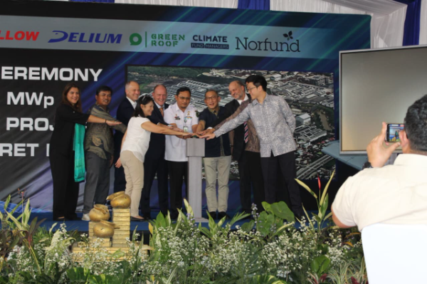 Pabrik ban Swallow resmi operasikan PLTS Atap 10 MWp terbesar di Sumatera Utara. Proyek ini mampu menghasilkan hingga 13 GWh energi bersih per tahun dan menekan emisi karbon 10.000 ton CO₂. Langkah nyata industri otomotif menuju energi hijau dan keberlanjutan.
