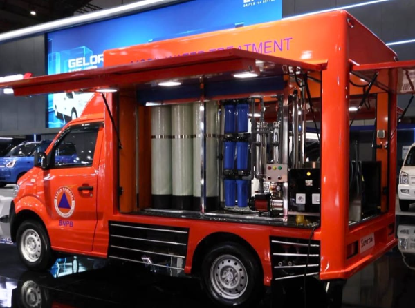 DFSK Super Cab dimodifikasi menjadi unit water treatment untuk mendukung BNPB dalam distribusi air bersih di lokasi bencana. Kendaraan niaga ini dibekali kapasitas angkut 1,2 ton dan mesin 1.500 cc untuk respons darurat.
