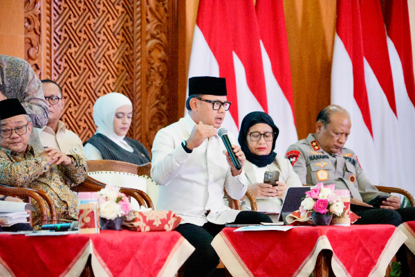 Wamendagri Bima Arya Sugiarto menegaskan pentingnya tata kelola Program Makan Bergizi Gratis (MBG) yang terukur, terkoordinasi, dan terintegrasi antara pusat dan daerah, termasuk penguatan keamanan pangan, rantai pasok, dan pemantauan gizi anak secara berkala.