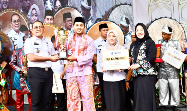 Walikota Jakarta Pusat H.Arifin saat menyerahkan piala penghargaan kepada pemenang Festival Beduk, tingkat Kota Jakarta Pusat 2026.