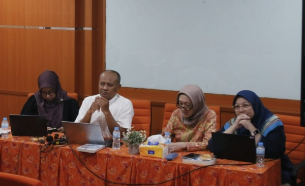 FISIP UHAMKA menggelar bedah buku tentang peran media dan komunikasi dalam membentuk opini publik serta perilaku sosial masyarakat di era digital, yang diikuti dosen dan mahasiswa di Kampus Jakarta Selatan.