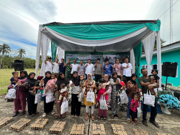 PTPN IV PalmCo Regional VII melaksanakan program penanggulangan stunting “Nutrisi Sehat, Bangsa Kuat” di sekitar Kebun Rejosari, Lampung. Program ini menyalurkan bantuan nutrisi bagi balita dan batita sekaligus memberikan edukasi gizi kepada masyarakat sebagai bagian dari komitmen Holding Perkebunan Nusantara dalam mendukung generasi sehat dan berkualitas.