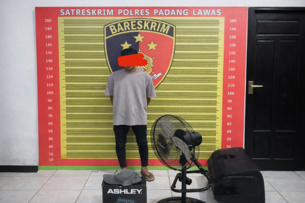 Satreskrim Polres Padang Lawas berhasil menangkap terduga pelaku pencurian perabot rumah tangga di Kecamatan Lubuk Barumun. Polisi mengamankan sejumlah barang bukti, mulai dari kipas angin hingga speaker aktif yang diduga hasil kejahatan. Kasus ini kini dalam proses penyidikan lebih lanjut di Polres Padang Lawas.