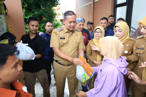 Wali Kota Bekasi, Tri Adhianto, saat membuka Pasar Murah Bersubsidi Tahun Anggaran 2026  di Halaman Kantor Kelurahan Bekasi Jaya, Kecamatan Bekasi Timur, Selasa (3/3/26). 