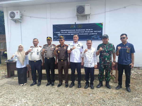 Wakapolres Palas menghadiri dan mengamankan pemusnahan 100 barang bukti tindak pidana umum di Kejari Padang Lawas. Kegiatan ini menegaskan sinergi aparat penegak hukum dalam mewujudkan proses peradilan yang transparan, akuntabel, dan memberikan kepastian hukum bagi masyarakat.