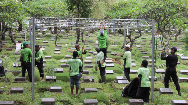 Pemprov DKI Jakarta menyediakan layanan pemakaman gratis bagi warga di 82 TPU, lengkap dengan ambulans, pemulasaraan jenazah, hingga penggalian makam tanpa biaya.