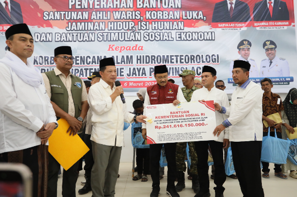 Pemerintah melalui Mendagri Muhammad Tito Karnavian dan Mensos Saifullah Yusuf menyalurkan bantuan sosial tahap pertama senilai hampir Rp900 miliar kepada masyarakat terdampak bencana di Aceh, Sumatera Utara, dan Sumatera Barat sebagai bagian dari percepatan pemulihan sosial ekonomi pascabencana.