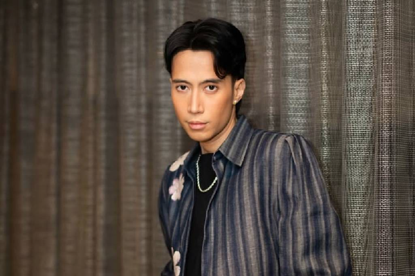 Dunia musik Indonesia berduka atas wafatnya penyanyi dan penulis lagu Vidi Aldiano pada usia 35 tahun setelah enam tahun berjuang melawan Kanker Ginjal. Sosoknya dikenang sebagai musisi berbakat sekaligus inspirasi bagi banyak orang dalam menghadapi penyakit berat.