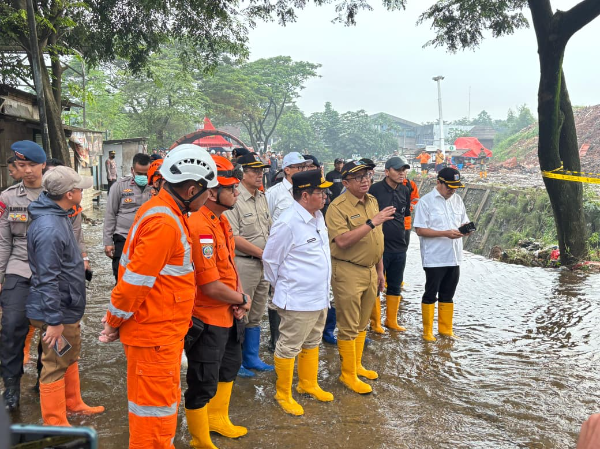 Gubernur DKI Jakarta Pramono Anung meninjau lokasi longsor di TPST Bantargebang Bekasi yang menewaskan empat petugas. Pemprov DKI segera menormalisasi Sungai Ciketing serta mempercepat solusi pengelolaan sampah melalui fasilitas RDF Plant Rorotan. Senin, (9/3/2026).