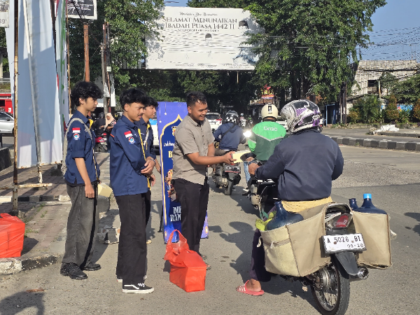 Polda Banten bersama Permikomnas Banten menggelar aksi sosial berbagi ratusan paket takjil Ramadan di Kota Serang. Kegiatan ini menjadi simbol kebersamaan antara kepolisian, mahasiswa, dan masyarakat dalam menebar kebaikan di bulan suci.