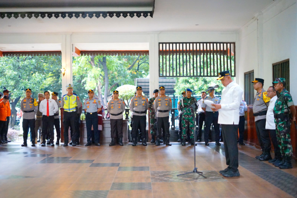 Wali Kota Bekasi, Tri Adhianto, saat membacakan amanat Kapolri, Jend. Pol. Drs. Listyo Sigit Prabowo dalam apel gabungan  kesiapan arus mudik lebaran 2026 di Pendopo Wali Kota Bekasi, Kamis (12/3/2026).
