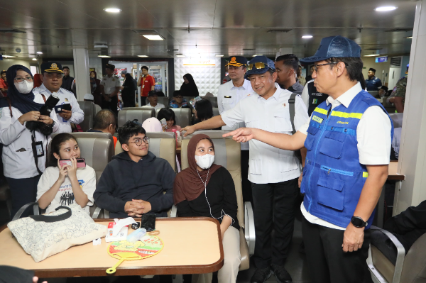 Mendagri Tito Karnavian bersama sejumlah menteri meninjau kesiapan arus mudik Lebaran 2026 di Pelabuhan Merak, Banten. Pemerintah memastikan layanan penyeberangan Merak–Bakauheni siap menghadapi lonjakan pemudik yang diperkirakan mulai 18 Maret 2026.
