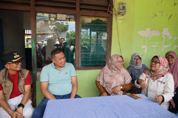 Wali Kota Bekasi, Tri Adhianto, saat mendatangi kediaman Nur Aini untuk menyampaikan apresiasi atas keberaniannya menggagalkan aksi curanmor.