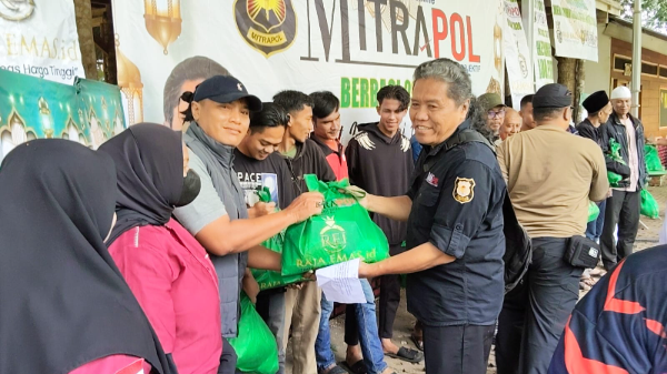 Pempred Media MITRAPOL Dadang Rahmat saat melaksanakan Program Bakti Sosial Mitrapol Peduli kembali digelar dengan menyalurkan ratusan paket sembako serta santunan bagi anak yatim di Tasikmalaya, Jawa Barat. Kegiatan ini merupakan lanjutan aksi sosial yang sebelumnya dilaksanakan di Jakarta sebagai wujud kepedulian Mitrapol terhadap masyarakat yang membutuhkan.