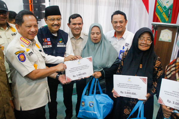 Mendagri sekaligus Ketua Satgas PRR Pascabencana Sumatera Tito Karnavian menegaskan penyaluran bantuan sosial bagi korban bencana di Aceh Timur dan wilayah Sumatera tidak hanya membantu masyarakat, tetapi juga mendorong pemulihan ekonomi serta meningkatkan daya beli warga.