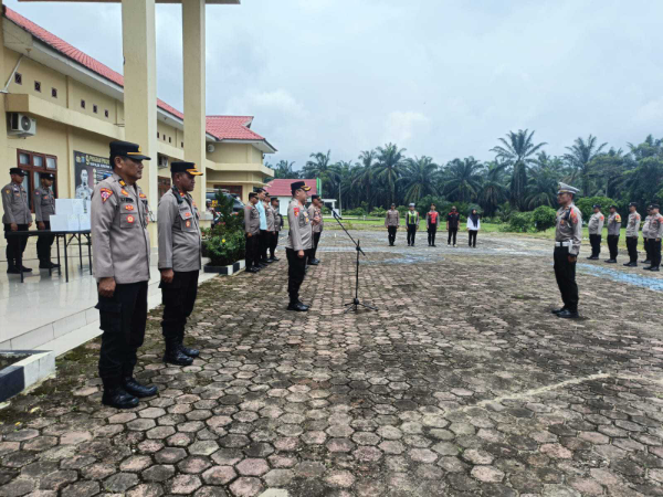 Kapolres Padang Lawas AKBP Dodik Yuliyanto menyerahkan bingkisan Lebaran kepada personel kepolisian dan awak media sebagai bentuk apresiasi menjelang Idulfitri 1447 H.