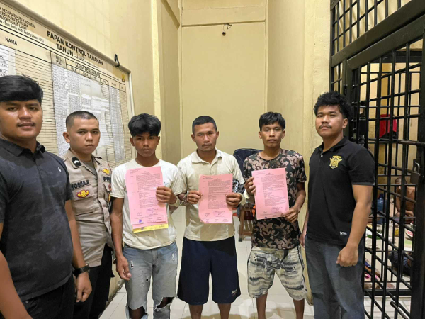 Tiga pria di Padang Lawas ditangkap polisi setelah kedapatan mencuri 670 kilogram buah kelapa sawit di area perkebunan PT Barapala. Polisi menyita barang bukti dan segera melimpahkan kasus ke jaksa.