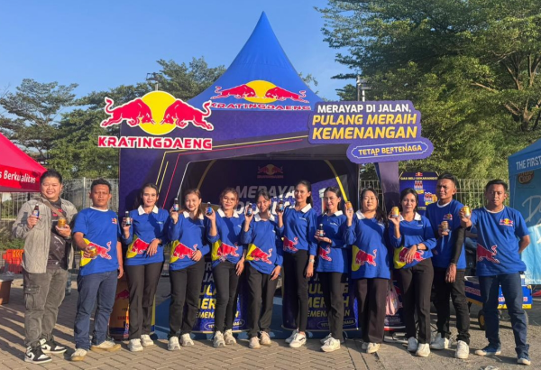 Kratingdaeng menghadirkan posko mudik di Pelabuhan Ciwandan, Banten, dengan menyediakan minuman energi dan fasilitas istirahat guna membantu pemudik tetap bugar saat menyeberang ke Sumatra.